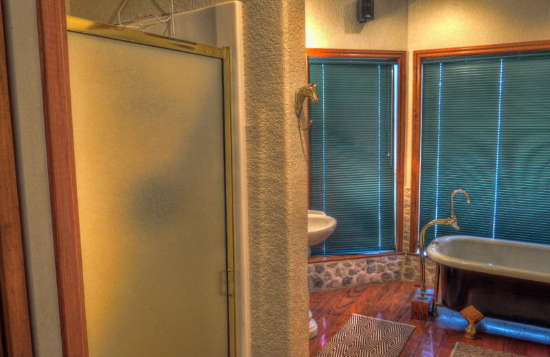 Cabin bathroom at Foxfire Cabins.