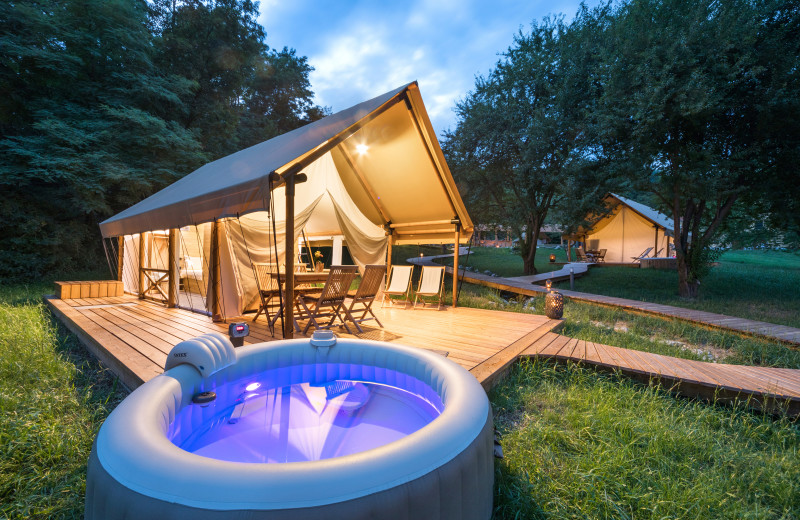 Tent and hot tub at Chateau Ramšak Glamping Resort.