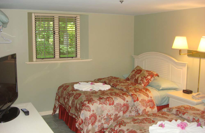 Guest room at OgunquitHotels.net.