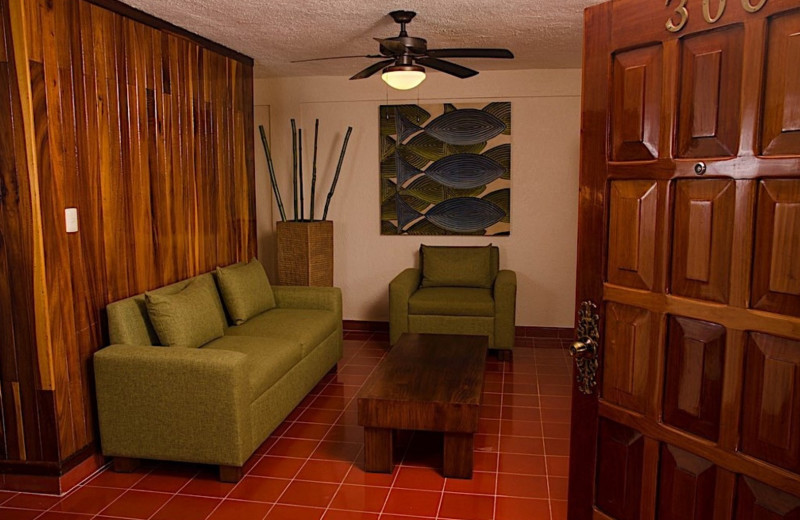 Interior view of Suites Colonial.