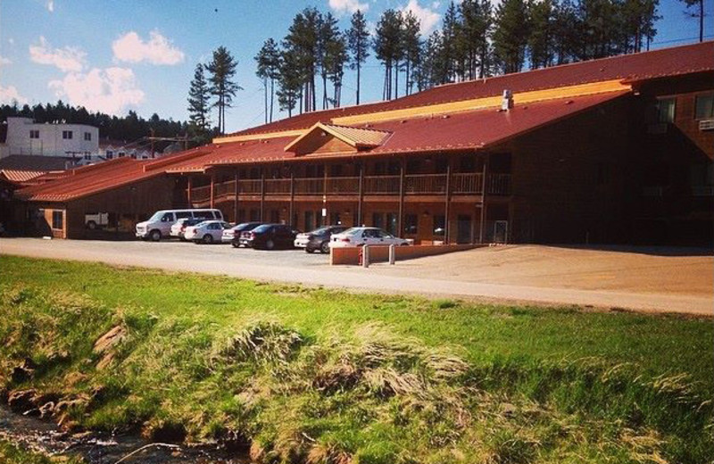 Exterior view of Rushmore Express Inn & Family Suites.