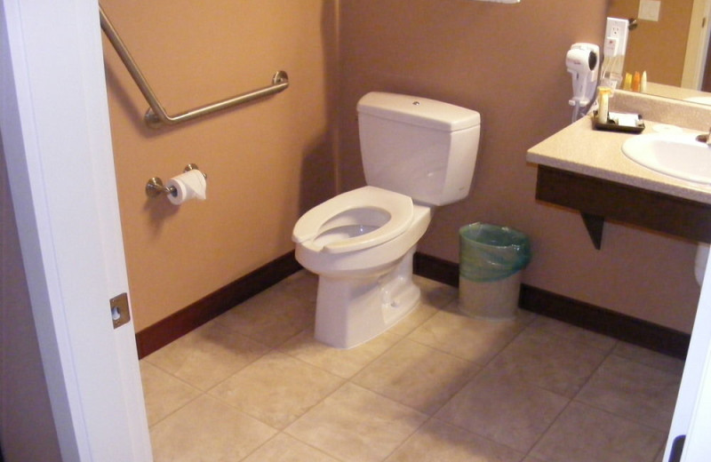 Guest bathroom at Honeymoon Bay Lodge & Retreat.