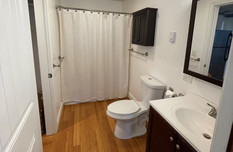 Guest bathroom at Misty Harbor & Barefoot Beach Resort.