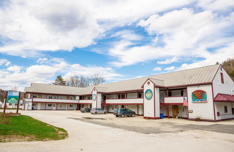 Exterior view of Clear River Inn.