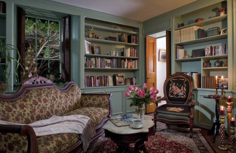 Library at Morgan-Samuels Inn.