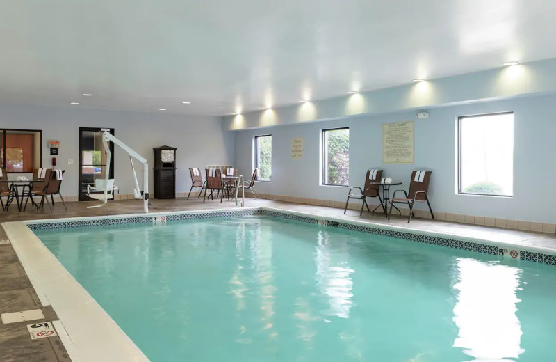 Indoor pool at Hampton Inn Akron-South, OH.