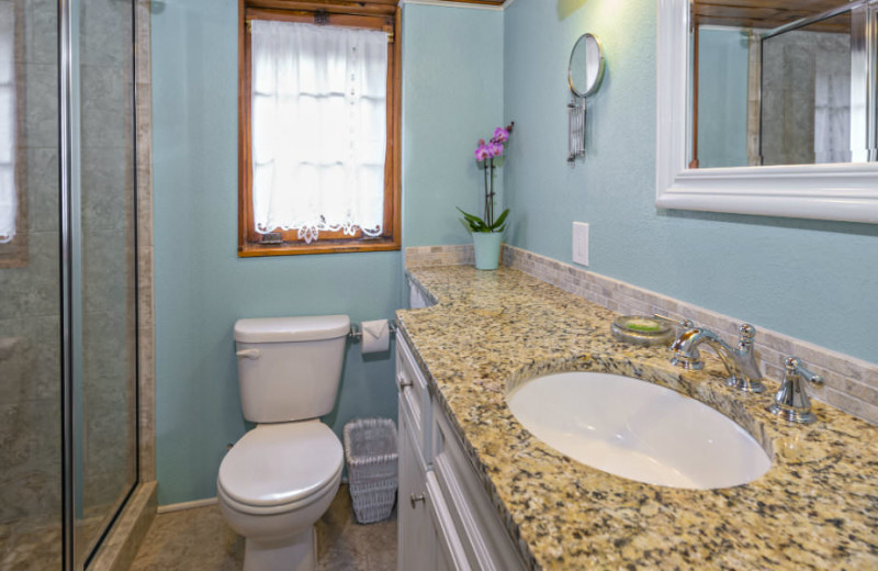 Cottage bathroom at Rocky Mountain Lodge & Cabins.