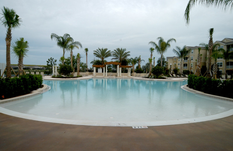 Outdoor community pool and spa at Elite Vacation Homes.