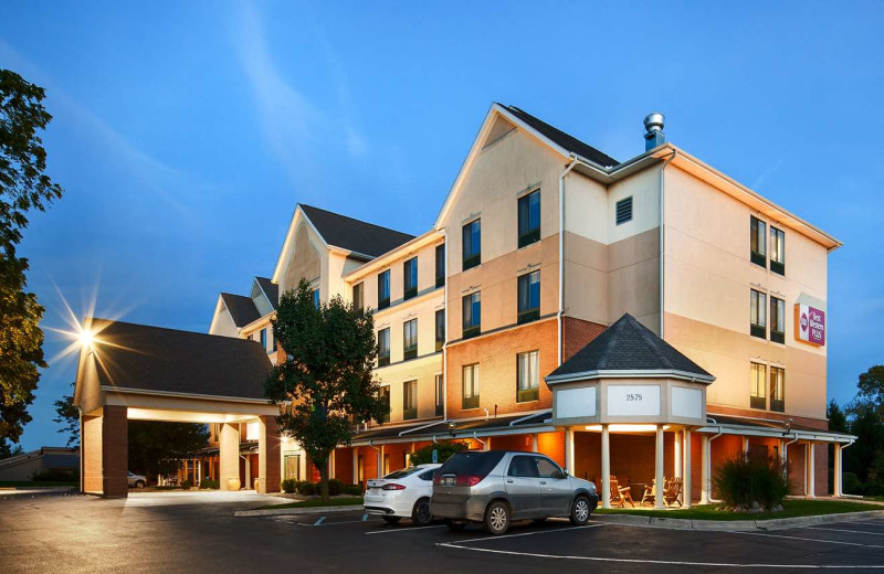 Exterior view of Best Western Plus Kalamazoo Suites.