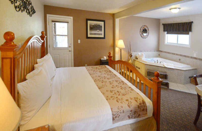 Guest room with hot tub at Murphy's River Lodge.