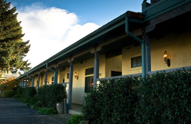 Exterior view of Sonoma Creek Inn.