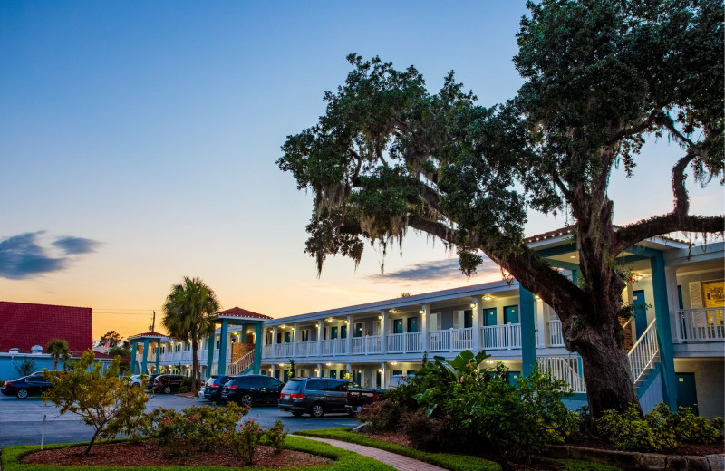 Exterior view of Southern Oaks Inn.
