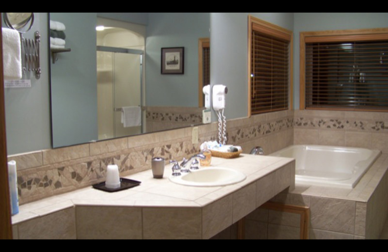 Guest bathroom at The Lighthouse Lodge.