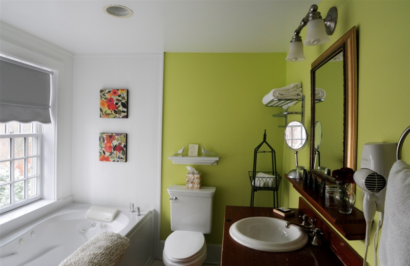 Grand Laurel bathroom at Buttermilk Falls Inn & Spa.