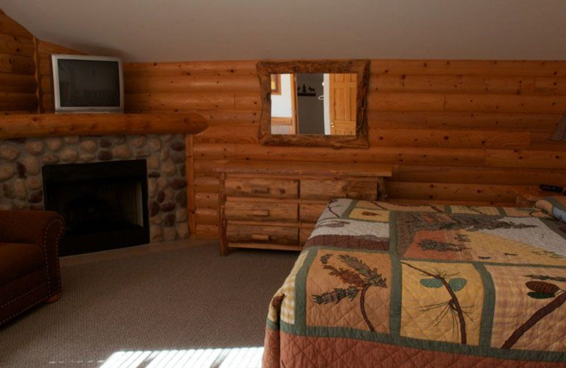 Guest bedroom at Grizzly Jacks Grand Bear Resort.