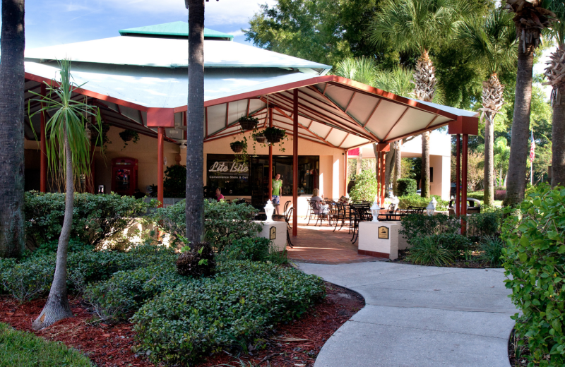 Outdoor dinning at Rosen Inn at Pointe Orlando.