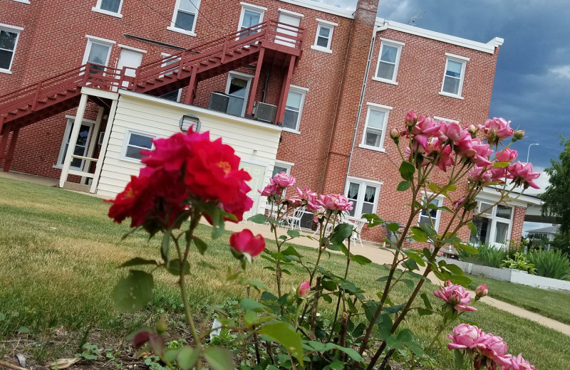 Exterior view of Eagles on the River and Anderson House Hotel.