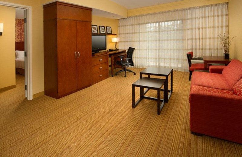Guest Room at Courtyard by Marriott Waldorf