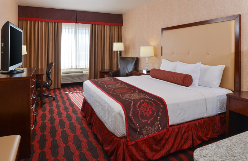 Guest room at The Best Western Abbey Inn Hotel.