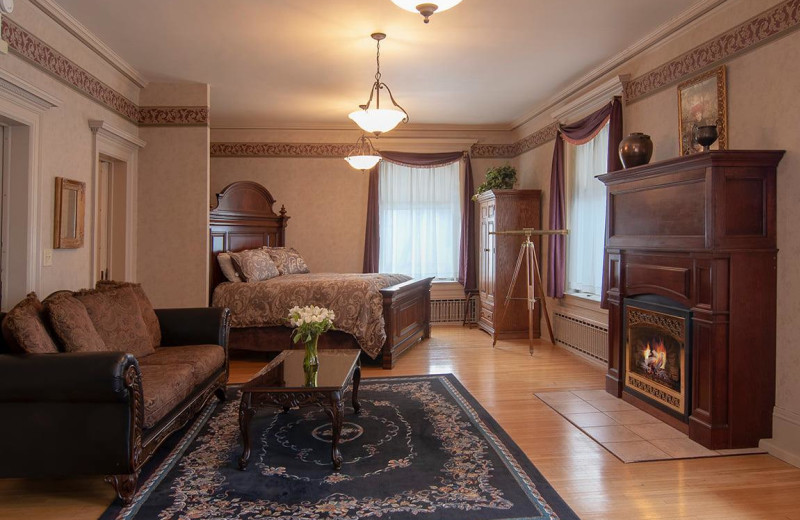 Guest room at Cotton Mansion Bed 