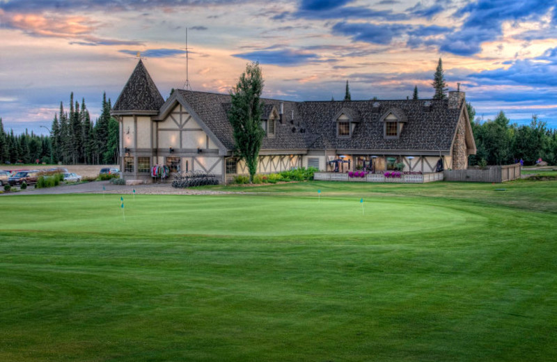 Exterior view of Elk Ridge Resort.