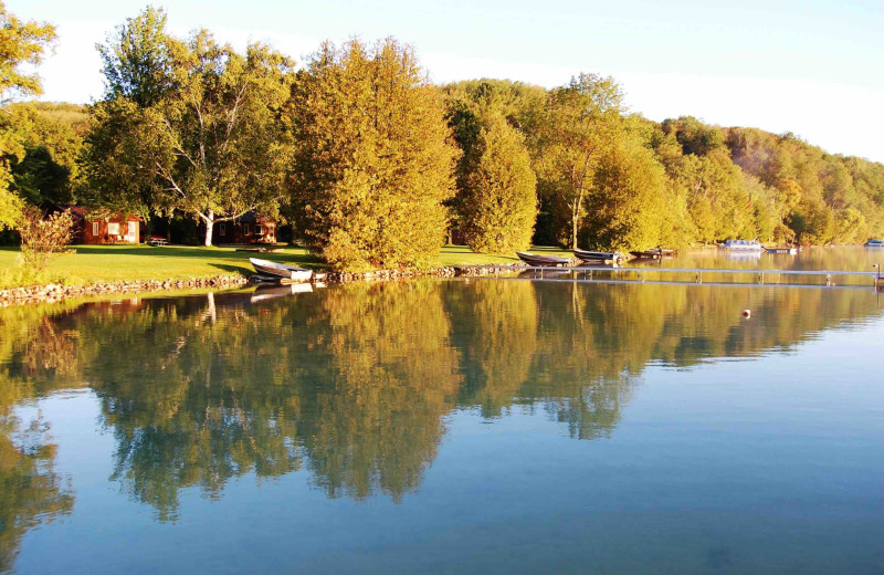 Exterior view of Fisher's Lakeside Cottages.