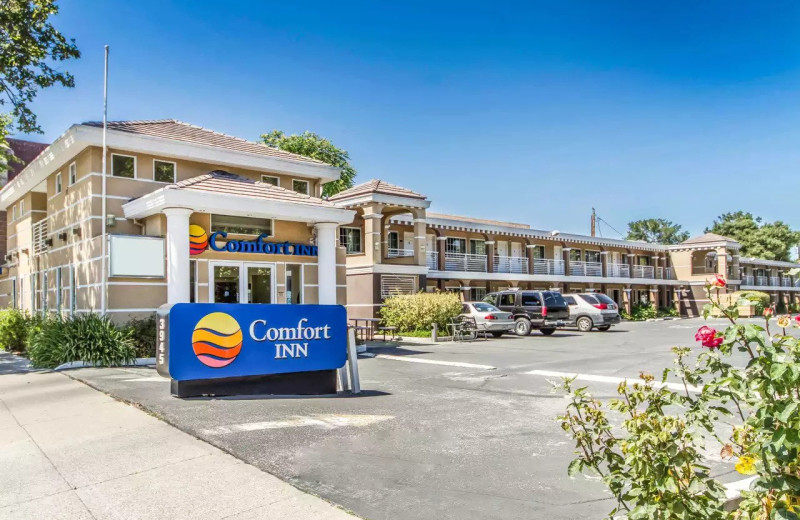 Exterior view of Comfort Inn Palo Alto.