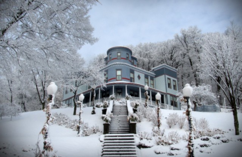 Exterior view of Mont Rest Inn.