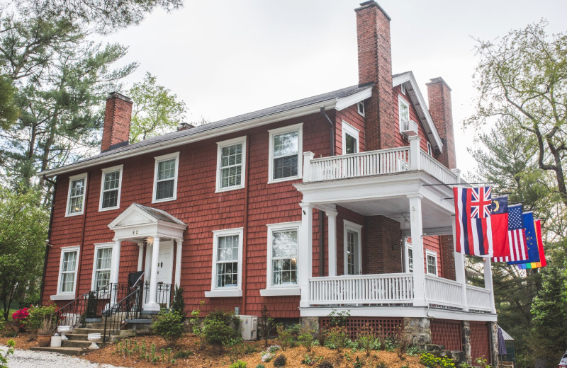 Exterior view of Applewood Manor Inn.