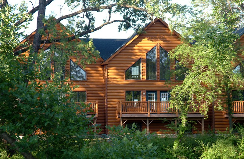 Exterior view of Grizzly Jacks Grand Bear Resort.