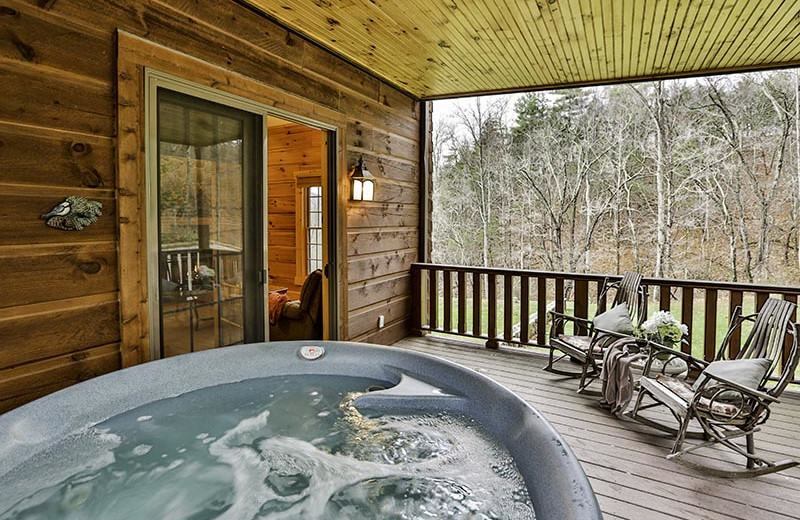 Guest hot tub at House Mountain Inn.