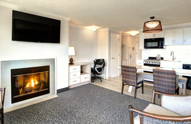 Guest room at Hallmark Resort & Spa Cannon Beach.