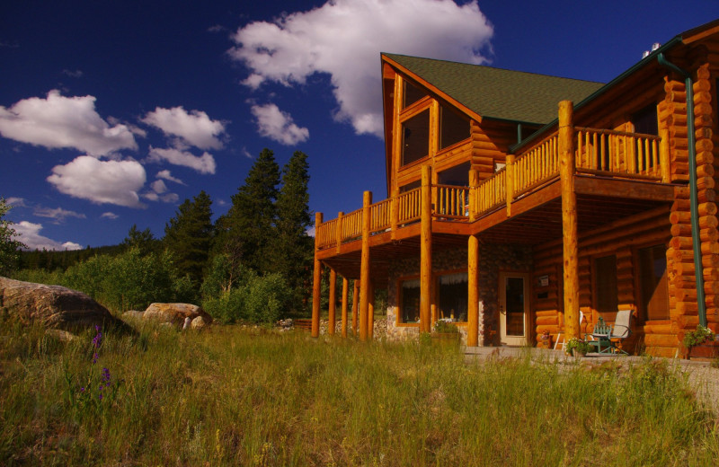 Exterior view of Mountain Comfort Bed and Breakfast.