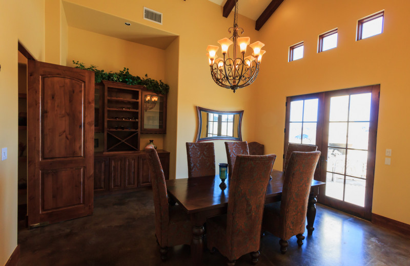 Rental dining room at The Vineyard at Florence.