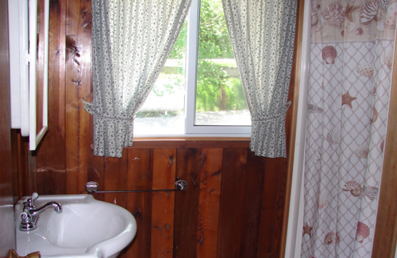 Cabin bathroom at Sunnylea.