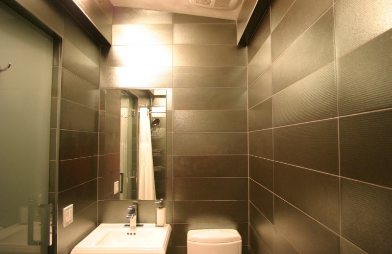Guest bathroom at Palo Alto Lodge.