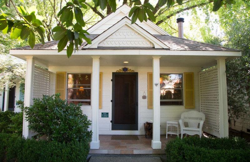 Cottage exterior at Cottage Grove Inn.