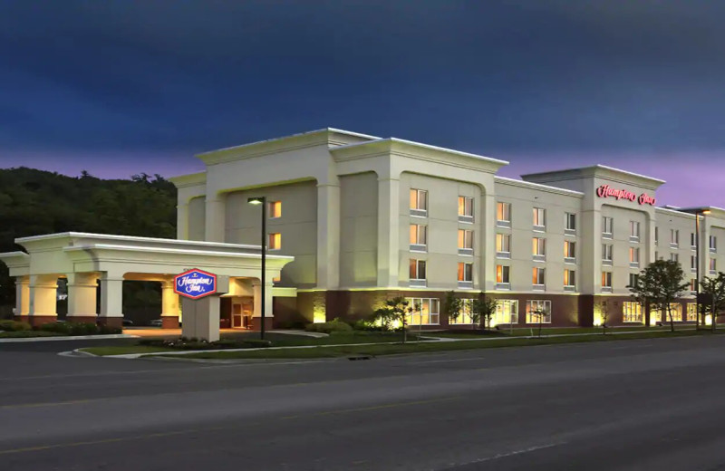 Exterior view of Hampton Inn Ithaca, NY.