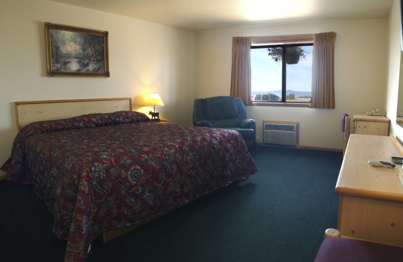 Guest room at Ninepipes Lodge.