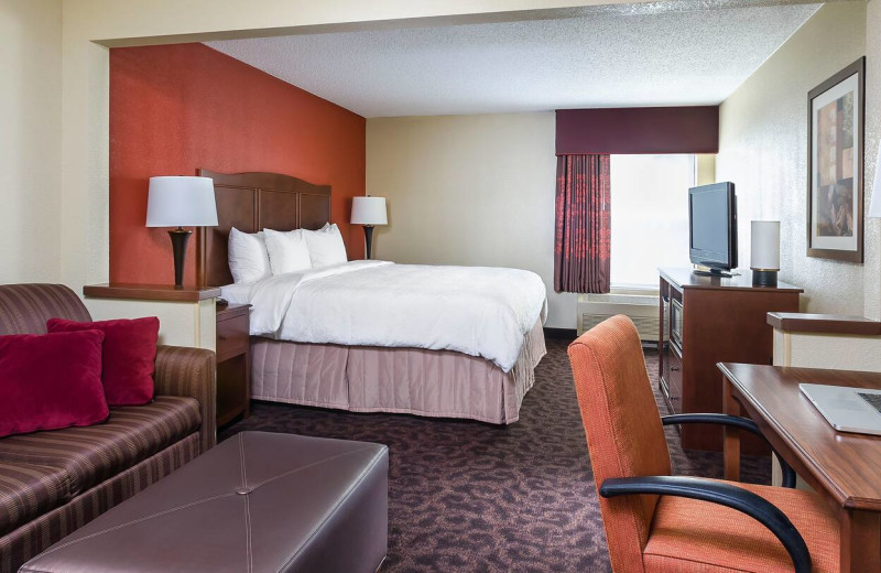 Guest room at Hampton Inn Ontario/Mansfield.