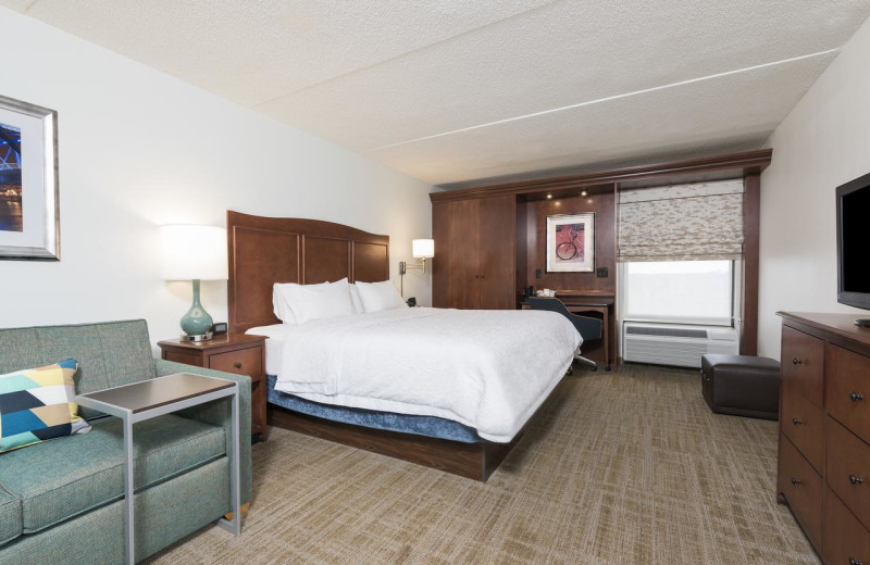 Guest room at Hampton Inn Grand Rapids/North.