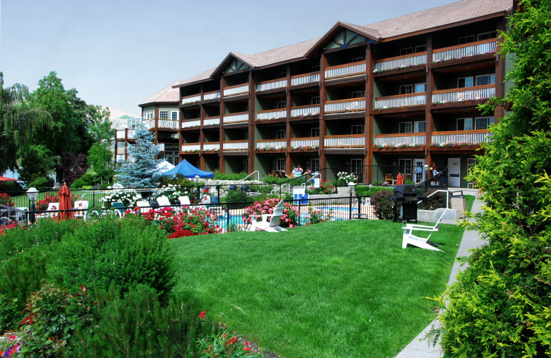 Exterior view of Lakeside Lodge & Suites.