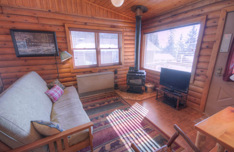 Guest living room at Cascade Lodge.