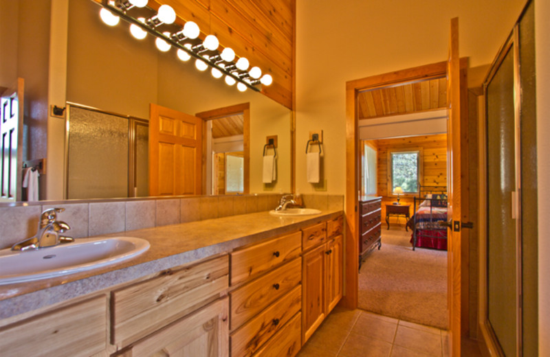 Vacation rental bathroom at EstesParkRentals.com.