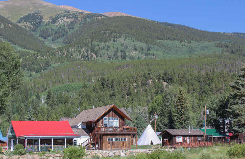 Exterior view of Twin Lakes Roadlodge.