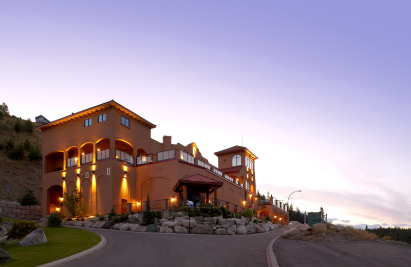 Exterior view of La Casa Cottage Resort.