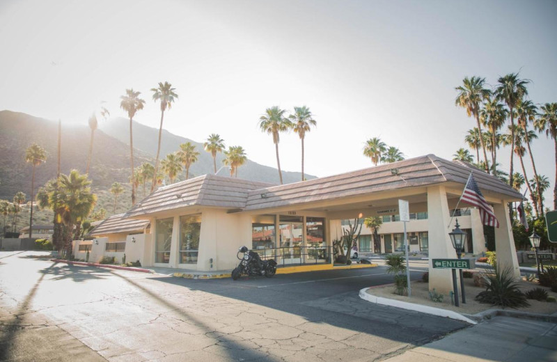 Exterior view of Vagabond Inn Palm Springs.