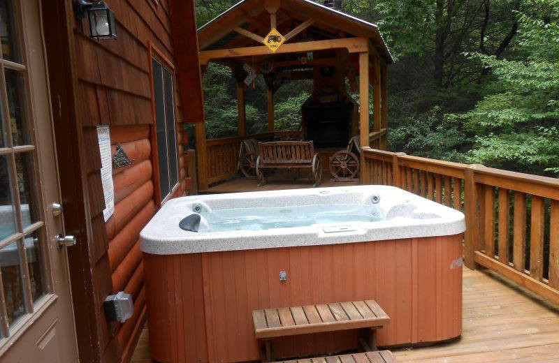 Cabin deck with jacuzzi at Avenair Mountain Cabins.