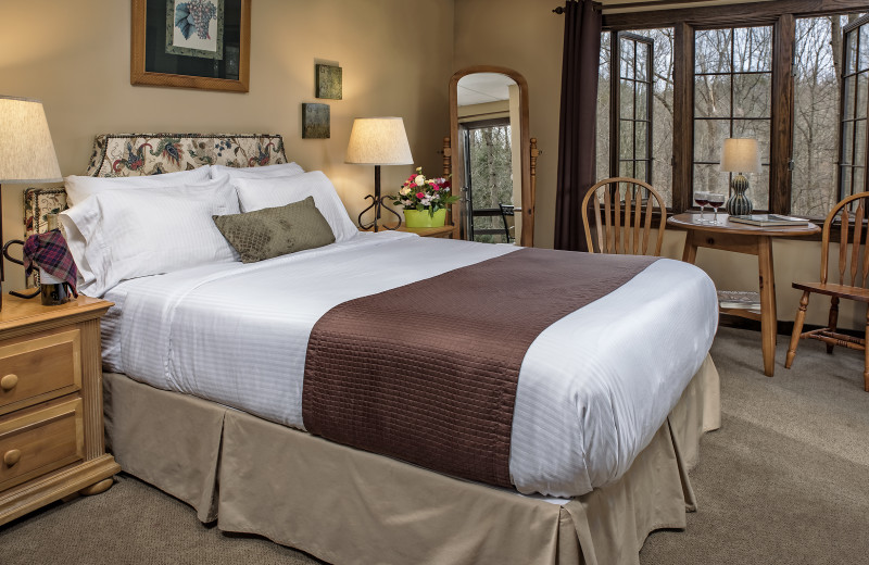 Guest room at Glenlaurel Scottish Inn & Cottages.