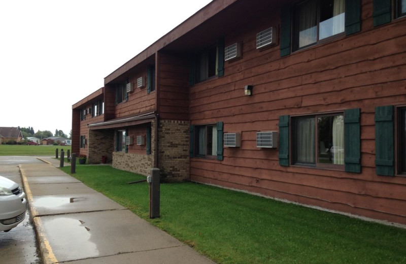 Exterior view of River Bend's Resort & Walleye Inn.